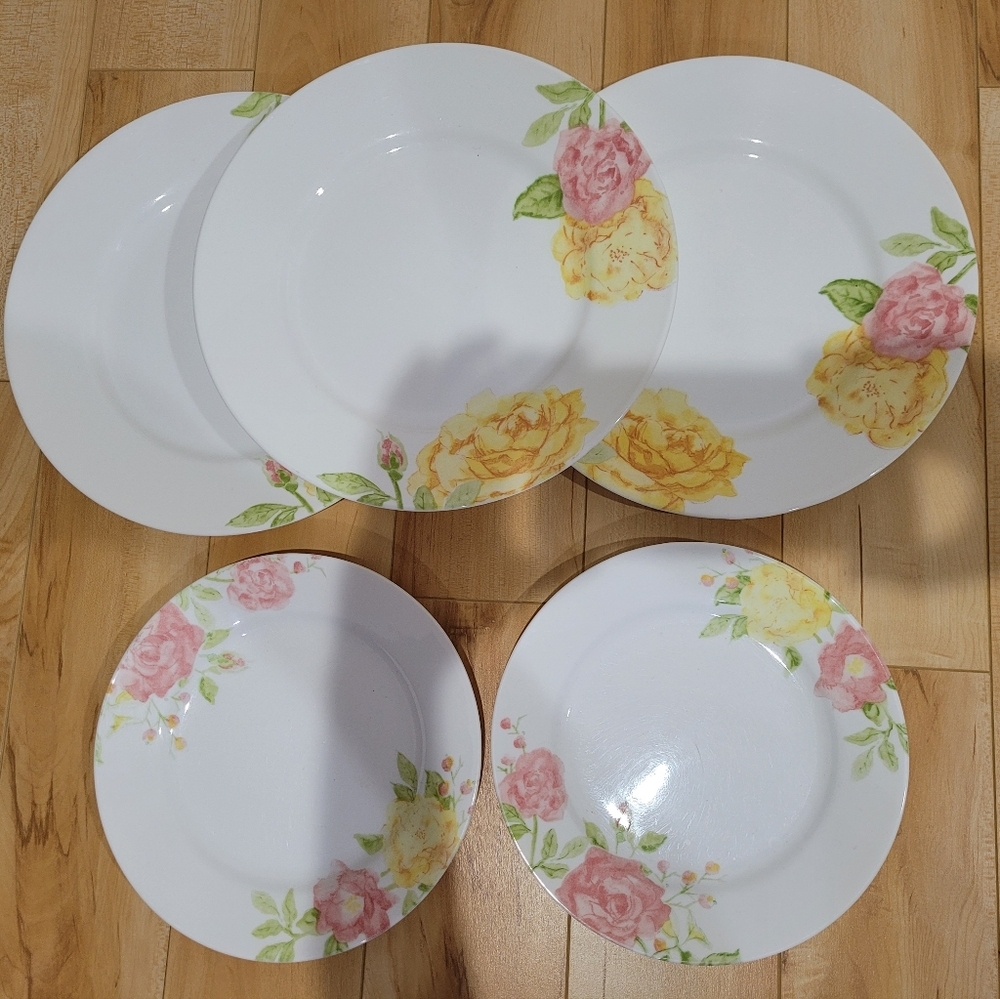 Corelle Emma Jane, 3 dinner plates and 2 luncheon plates